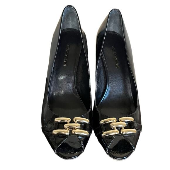 ANN TAYLOR Black Patent Leather Peep Toe Gold Buckle‎ Detail Block Heel Size 8 - Picture 2 of 9